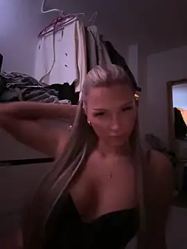 Snapshot of blondeeee chatting on March 5, 2026, 9:11 pm blondeeee online show from March 5, 2026, 9:11 pm