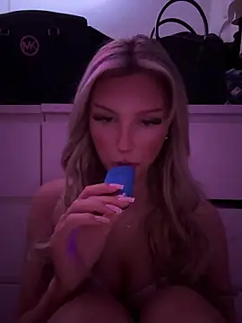 Snapshot of blondeeee chatting on March 11, 2026, 4:57 pm blondeeee online show from March 11, 2026, 4:57 pm