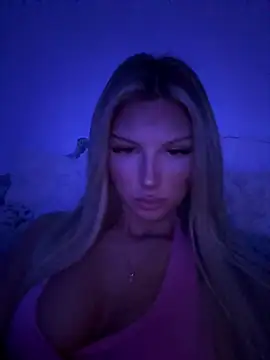 Snapshot of blondeeee chatting on March 22, 2026, 5:38 pm blondeeee online show from March 22, 2026, 5:38 pm