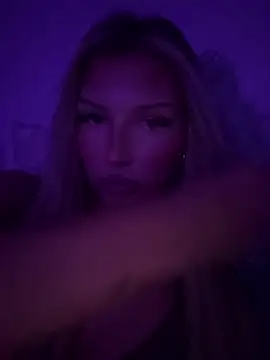 Snapshot of blondeeee chatting on March 25, 2026, 5:52 pm blondeeee online show from March 25, 2026, 5:52 pm