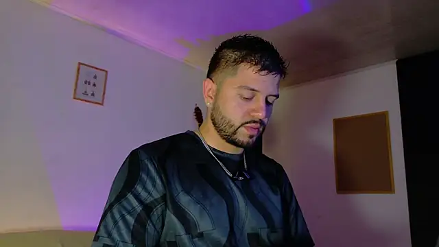 Snapshot of TomSloam chatting on November 14, 2025, 10:40 pm TomSloam online show from November 14, 2025, 10:40 pm