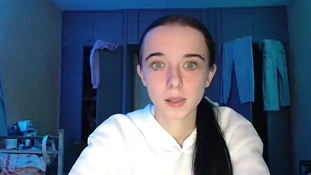 Snapshot of Emilia_Light chatting on October 19, 2025, 9:43 am Emilia Light online show from October 19, 2025, 9:43 am