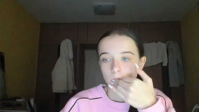 Snapshot of Emilia_Light chatting on October 27, 2025, 7:45 am Emilia Light online show from October 27, 2025, 7:45 am