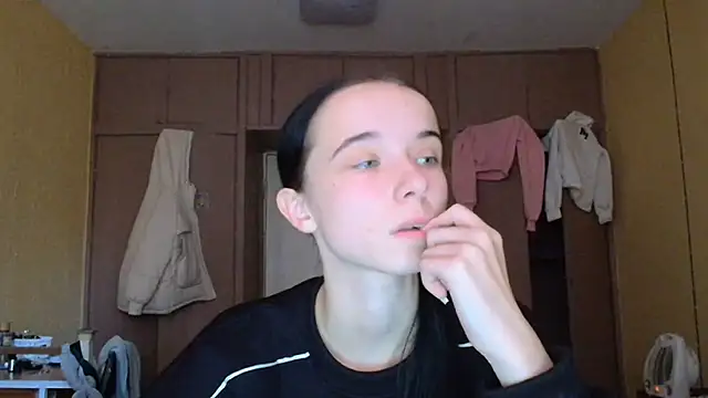 Snapshot of Emilia_Light chatting on October 30, 2025, 7:32 am Emilia Light online show from October 30, 2025, 7:32 am