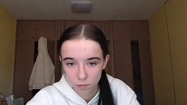 Snapshot of Emilia_Light chatting on October 31, 2025, 8:37 am Emilia Light online show from October 31, 2025, 8:37 am