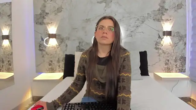 ZOE LE online show from May 4, 2026, 11:50 am