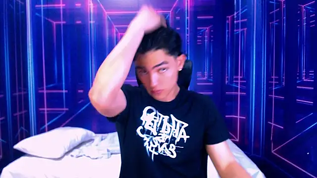 Snapshot of RomeoMillerr chatting on October 28, 2025, 7:05 pm RomeoMillerr online show from October 28, 2025, 7:05 pm