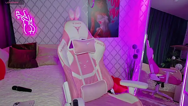 Snapshot of Curious_Lily chatting on June 27, 2026, 1:10 am Curious Lily online show from June 27, 2026, 1:10 am