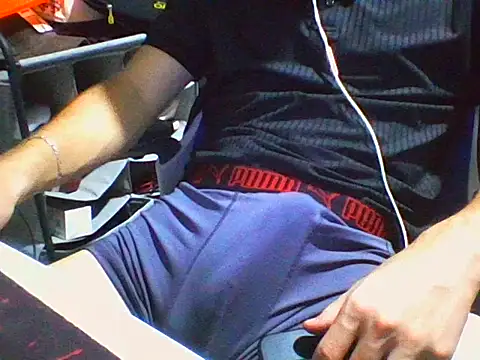 Snapshot of AlbertoRuiz086 chatting on October 28, 2025, 6:17 am AlbertoRuiz086 online show from October 28, 2025, 6:17 am