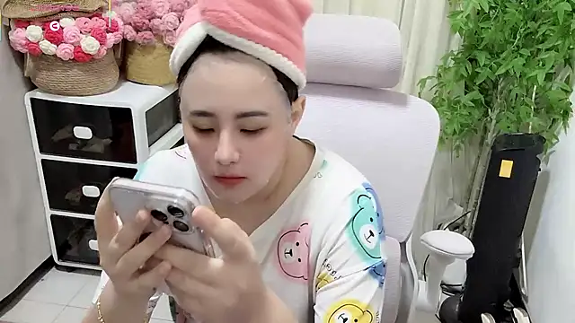 Snapshot of NEWONETO chatting on June 13, 2026, 2:15 pm NEWONETO online show from June 13, 2026, 2:15 pm