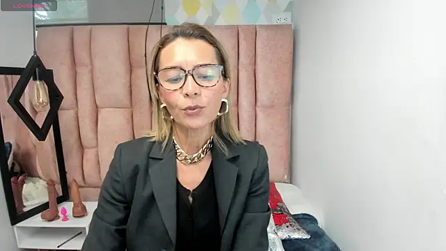 Issa Milf   online show from April 27, 2026, 4:49 pm