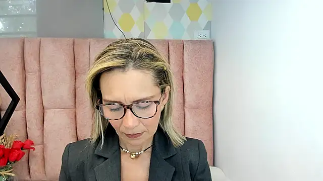 Snapshot of Issa_Milf__ chatting on June 19, 2026, 4:22 pm Issa Milf online show from June 19, 2026, 4:22 pm