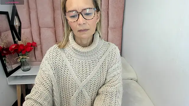 Snapshot of Issa_Milf__ chatting on June 20, 2026, 1:47 pm Issa Milf online show from June 20, 2026, 1:47 pm