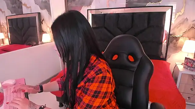 SusanVilla online show from December 20, 2025, 8:16 pm