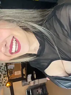 Snapshot of Miia_Millerr chatting on November 19, 2025, 2:55 am Miia Millerr online show from November 19, 2025, 2:55 am