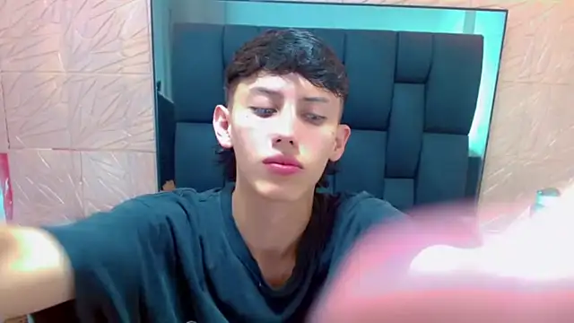 thaigo twink38 online show from November 11, 2025, 4:12 am