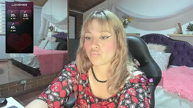 sophialyh 1 online show from October 31, 2025, 1:56 pm