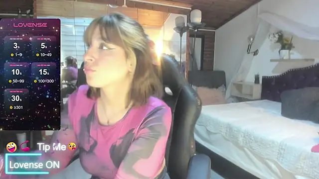 sophialyh 1 online show from April 27, 2026, 1:09 pm