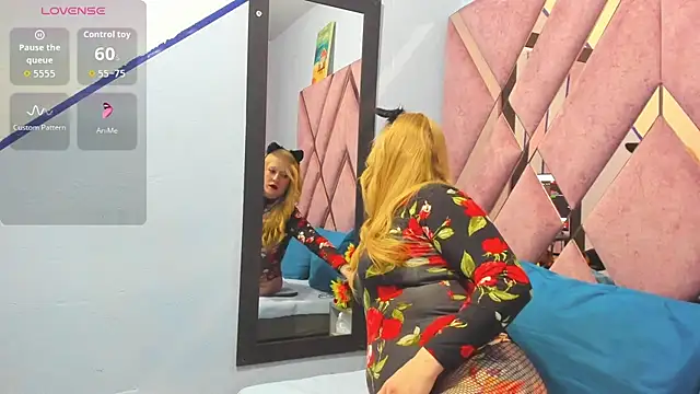 Snapshot of AliceCat_01 chatting on October 15, 2025, 12:00 am AliceCat 01 online show from October 15, 2025, 12:00 am