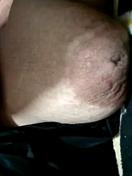 Snapshot of Hotmommax chatting on October 2, 2025, 5:09 pm Hotmommax online show from October 2, 2025, 5:09 pm