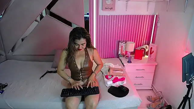 Snapshot of chloe__Jones_ chatting on July 13, 2026, 2:09 pm chloe Jones online show from July 13, 2026, 2:09 pm