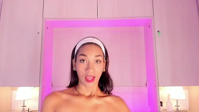 AnahiCollins online show from May 10, 2026, 11:37 am
