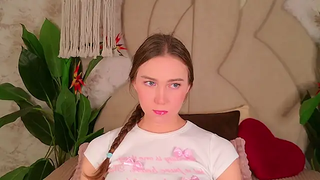 Snapshot of OliviaLay chatting on November 16, 2025, 6:19 am OliviaLay online show from November 16, 2025, 6:19 am