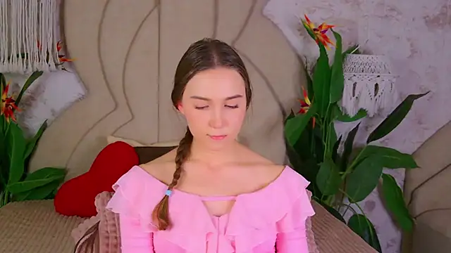 Snapshot of OliviaLay chatting on November 18, 2025, 5:28 pm OliviaLay online show from November 18, 2025, 5:28 pm