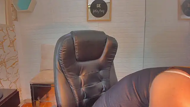 Snapshot of Eily_Blunts chatting on October 22, 2025, 7:35 pm Eily Blunts online show from October 22, 2025, 7:35 pm