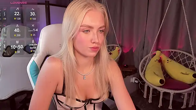 Snapshot of TessaGrays chatting on October 15, 2025, 8:36 am TessaGrays online show from October 15, 2025, 8:36 am