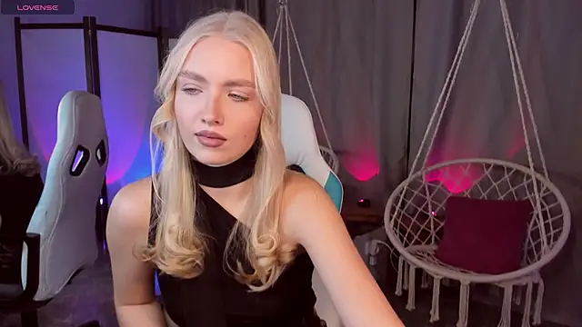 Snapshot of TessaGrays chatting on November 16, 2025, 8:09 am TessaGrays online show from November 16, 2025, 8:09 am