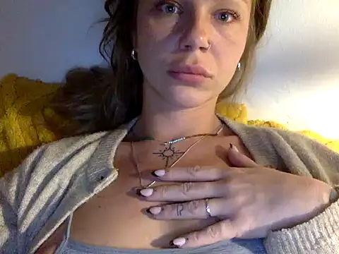 Snapshot of MiraLuna chatting on October 9, 2025, 9:24 pm MiraLuna online show from October 9, 2025, 9:24 pm