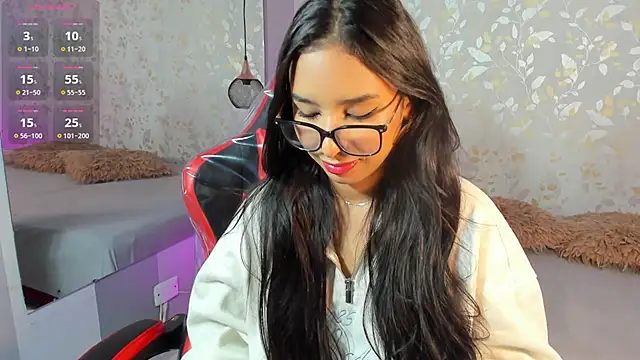 Luciaoregon online show from October 22, 2025, 12:49 pm