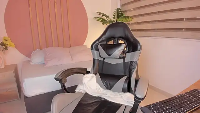 Snapshot of mia_curry chatting on October 6, 2025, 8:06 pm mia curry online show from October 6, 2025, 8:06 pm