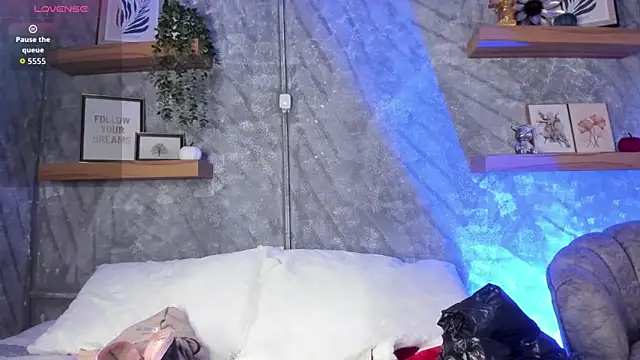 Nikolbrice online show from December 17, 2025, 7:20 pm