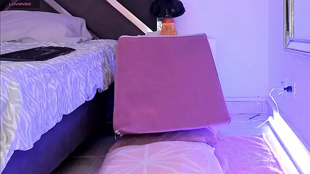 Snapshot of Neereth chatting on October 4, 2025, 8:51 pm Neereth online show from October 4, 2025, 8:51 pm