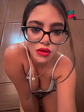 Snapshot of whitefoxxxx6 chatting on December 13, 2025, 11:21 pm whitefoxxxx6 online show from December 13, 2025, 11:21 pm