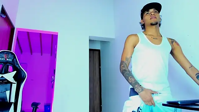 Snapshot of daddys_insanee chatting on October 9, 2025, 2:53 am daddys insanee online show from October 9, 2025, 2:53 am