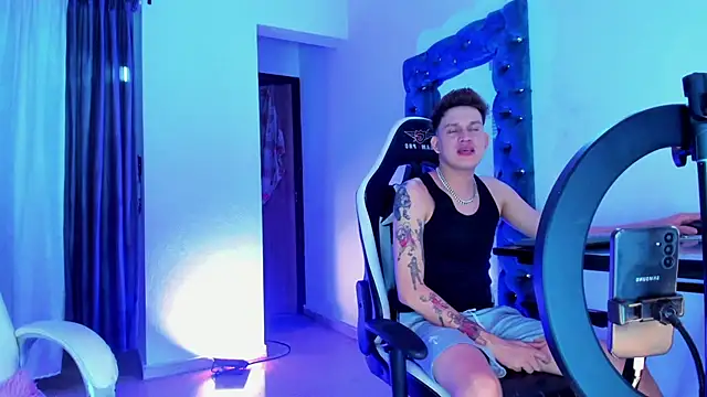 Snapshot of daddys_insanee chatting on November 7, 2025, 3:39 am daddys insanee online show from November 7, 2025, 3:39 am