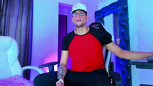 Snapshot of daddys_insanee chatting on November 28, 2025, 6:10 pm daddys insanee online show from November 28, 2025, 6:10 pm