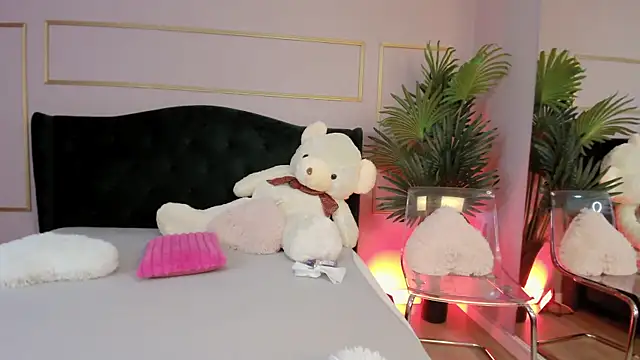 KirraWhite online show from October 9, 2025, 5:16 am