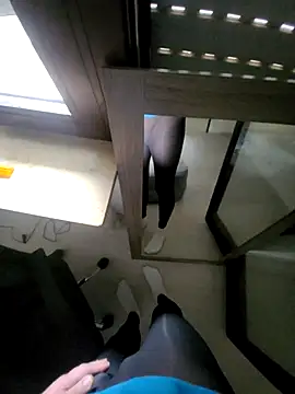 rezzzze online show from October 12, 2025, 8:46 am