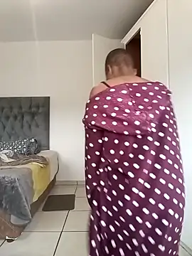 Snapshot of MissBubbles04 chatting on October 18, 2025, 5:10 am MissBubbles04 online show from October 18, 2025, 5:10 am