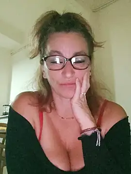 Snapshot of Fifi83Bell chatting on November 25, 2025, 7:25 pm Fifi83Bell online show from November 25, 2025, 7:25 pm