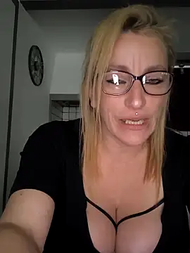 Fifi83Bell online show from April 13, 2026, 2:44 pm