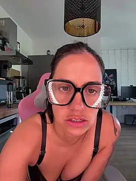 LaPetiteKim online show from April 25, 2026, 12:08 pm