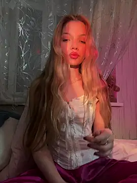  Siennaaa  online show from February 24, 2026, 9:35 pm