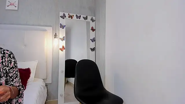 Snapshot of is_a_bell chatting on November 19, 2025, 1:44 pm is a bell online show from November 19, 2025, 1:44 pm