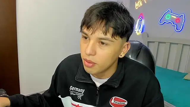 Snapshot of StiwenTwink chatting on November 6, 2025, 2:51 pm StiwenTwink online show from November 6, 2025, 2:51 pm