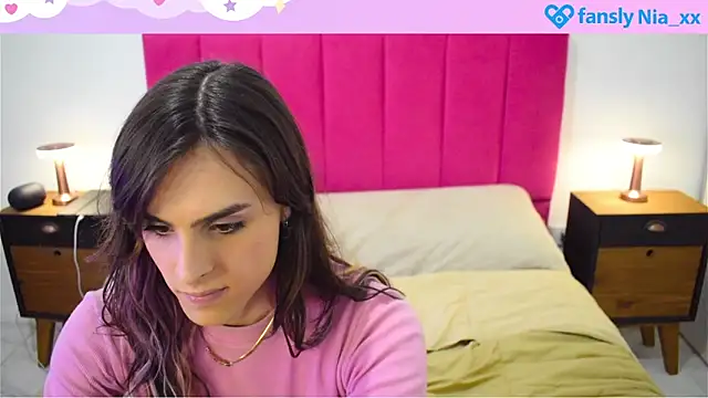 estrogen nia online show from October 5, 2025, 6:39 pm